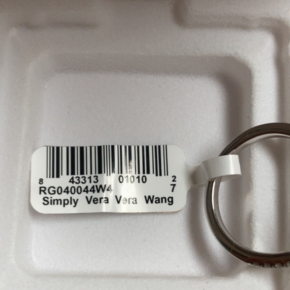 Vera Wang Diamond Ring - Picture 6 of 8